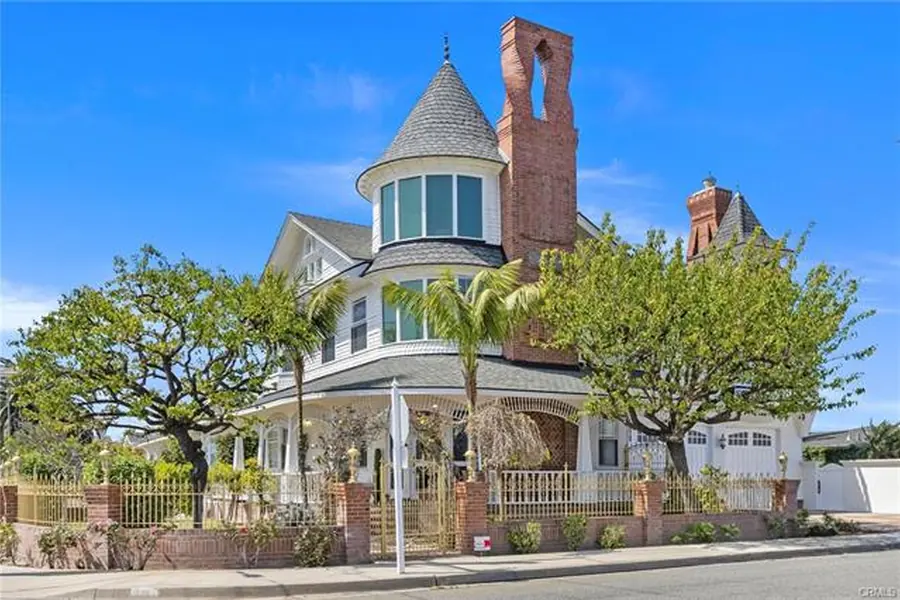 Active East Costa Mesa home on Santa Ana Avenue